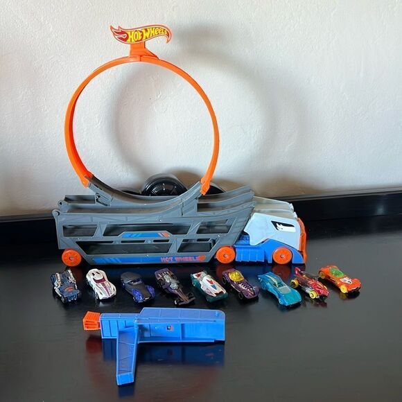 Mattel Hot Wheels Stunt & Go Track Set + 9 Hot Wheels Cars - Picture 1 of 12